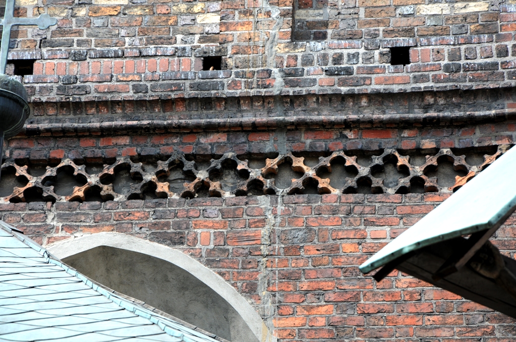 Detal muru gotyckiego