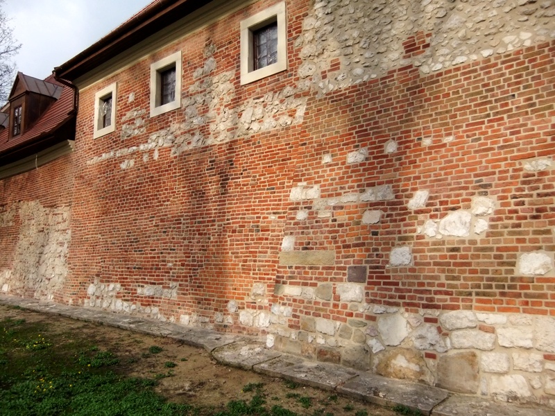 Stary gotycki mur z cegły i kamienia
