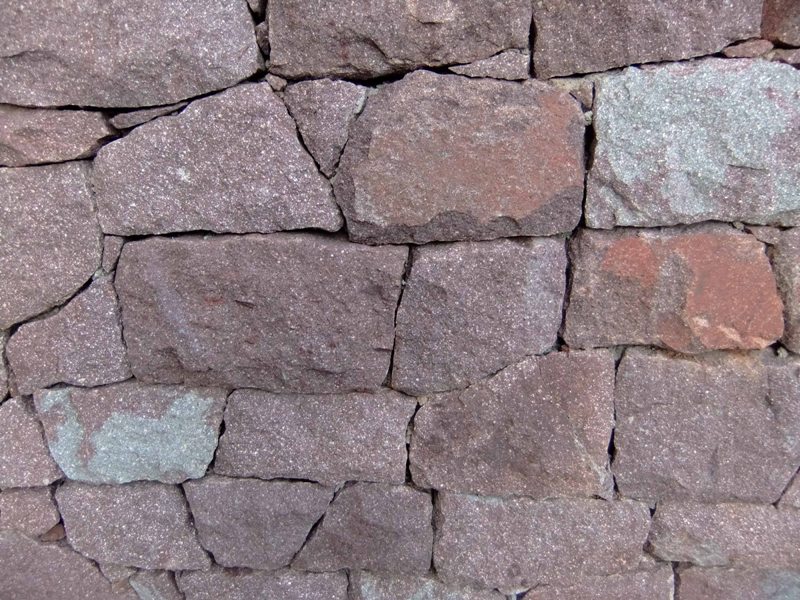 Stary mur układany bezfugowo z ciosanych bloków granitowych