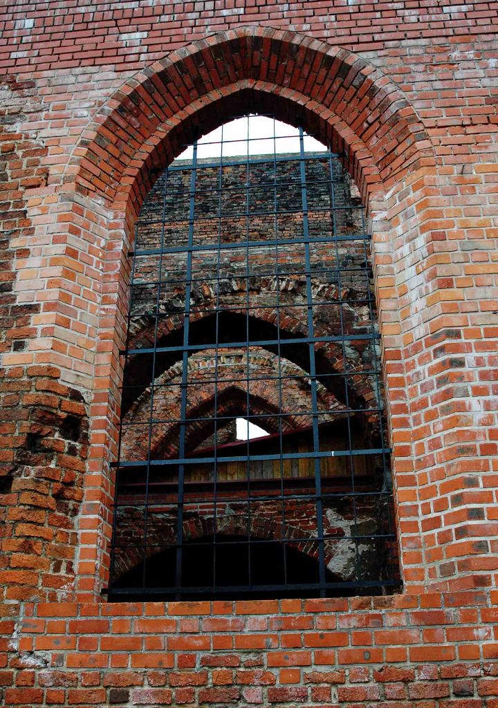 Trwała ruina średniowiecznej katedry gotyckiej zbudowanej z cegły ręcznie formowanej