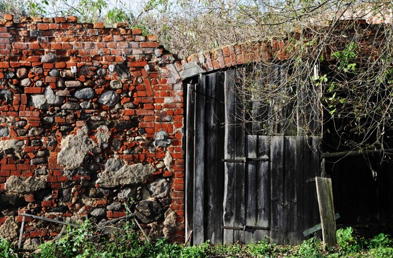 Stary mur z cegły i kamienia murowany zaprawą wapienną – stan przed rozbiórką