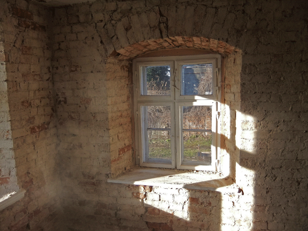 Wnętrze starego domu w trakcie remontu. Okno i gruba ściana zewnętrzna