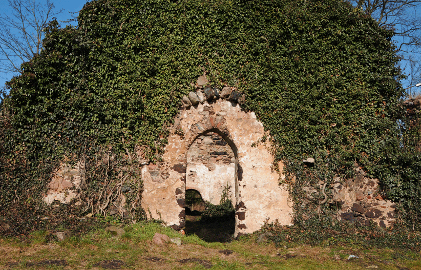 Trwała ruina kościoła z XVII w., zbudowanego z bloków rudy żelza murowanych na wapnie