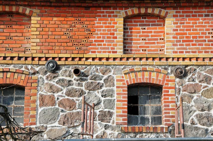 Stary folwark – oczyszczenie i fugowanie muru z cegły i kamienia